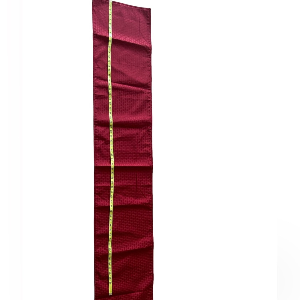 Red table runner - Picture 3 of 5